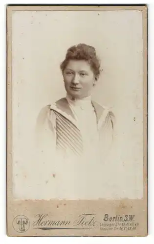 Fotografie Hermann Tietz, Berlin, Portrait brünette Schönheit in eleganter Bluse mit Brosche und Halskette