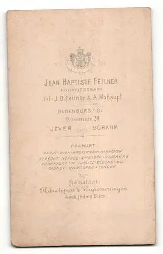Fotografie Jean Baptiste Feilner, Oldenburg i. Gr., Portrait charmanter Herr mit Halbglatze, Schnauzer und Fliege