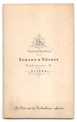 Fotografie Hamann & Köhnen, Hamburg-Altona, Portrait hübsche Dame mit Flechtfrisur, Ohrringen und Brosche