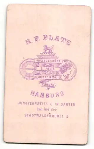 Fotografie H. F. Plate, Hamburg, Portrait junger Mann mit Kotelettenbart und Fliege im Jackett