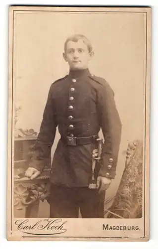 Fotografie Carl Koch, Magdeburg, Portrait junger charmanter Soldat in Uniform mit Dolch und interessantem Gürtel