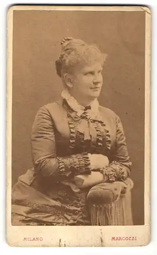 Fotografie Carlos Marcozzi, Milano, Portrait schöne Dame mit Hochsteckfrisur in elegant gerüschter Bluse