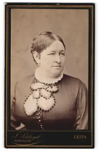 Fotografie J. Schlegel, Leipa, Portrait charmant blickende Dame mit Flechtfrisur und besticktem Halstuch