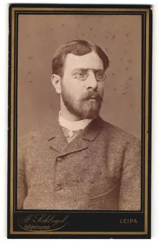 Fotografie J. Schlegel, Leipa, Portrait charmanter Herr mit Mittelscheitel, Schnurrbart und Brille
