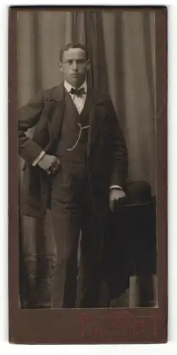 Fotografie A. Gläser, Straubing, Portrait charmanter junger Mann im eleganten Anzug