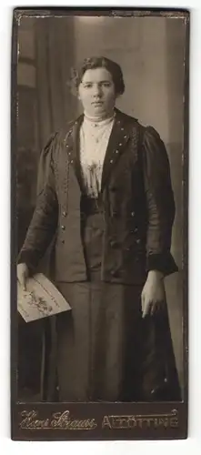 Fotografie Hans Strauss, Altötting, hübsche brünette Dame mit Zeitschrift in besticker Jacke