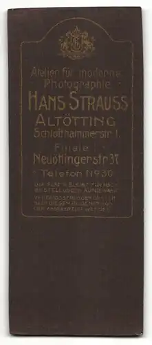 Fotografie Hans Strauss, Altötting, hübsche brünette Dame mit Zeitschrift in besticker Jacke