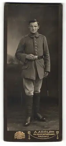Fotografie A. Adolph, Passau, Portrait lächelnder Soldat mit Zigarette in interessanter Uniform