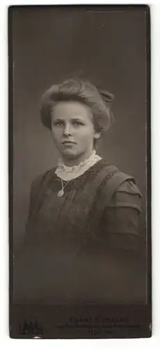 Fotografie Ernst Rudolph, Hof i. B., Portrait blonde junge Schönheit mit Rüschen und Halskette