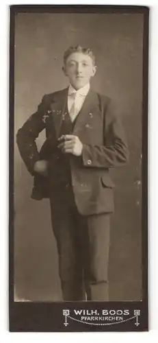 Fotografie Wilh. Boos, Pfarrkirchen, Portrait eleganter junger Mann mit Zigarette