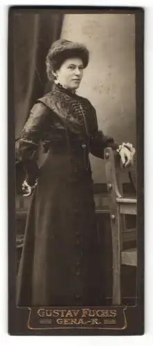 Fotografie Gustav Fuchs, Gera, wunderschöne junge Frau im prachtvoll besticktem Kleid und Hochsteckfrisur