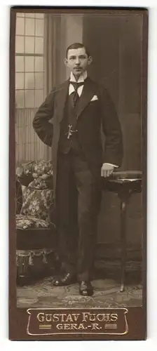 Fotografie Gustav Fuchs, Gera, Portrait dunkelhaariger junger Mann mit Schnauzer und Krawatte im Anzug