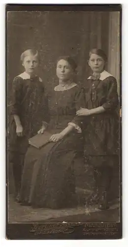 Fotografie E. Kregeloh, Mannheim, wunderschöne Mutter mit zwei bezaubernd süssen Mädchen in hübscher Kleidung