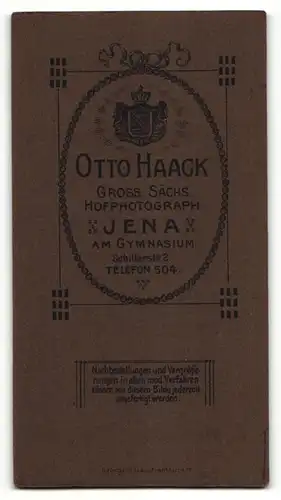 Fotografie Otto Haack, Jena, lächelnder Herr mit Oberlippenbart und Melonenhut im Mantel