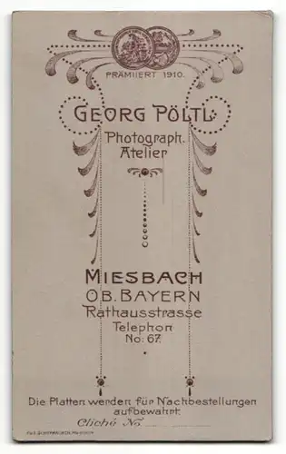 Fotografie Georg Pöltl, Miesbach i. Ober-Bayern, Portrait Frau in zeitgenöss. Kleidung
