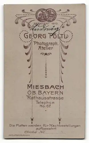 Fotografie Georg Pöltl, Miesbach i. Ober-Bayern, Portrait Bub in feierlicher Kleidung mit Kerze