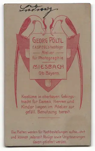 Fotografie Georg Pöltl, Miesbach i. Ober-Bayern, Portrait Knabe in feierlichem Anzug mit Kerze