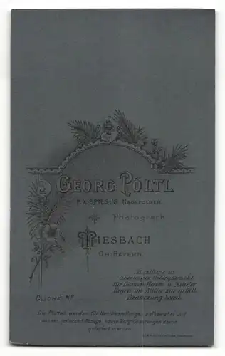 Fotografie Georg Pöltl, Miesbach i. Ober-Bayern, Portrait Knabe in feierlicher Garderobe mit Kerze