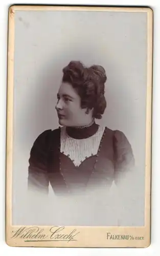 Fotografie Wilhelm Czech, Falkenau a/d Eger, Portrait junge Frau mit Hochsteckfrisur