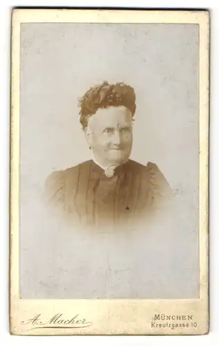 Fotografie A. Macher, München, Portrait betagte Dame mit Kopfbedeckung