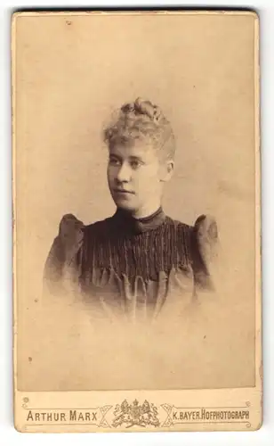 Fotografie Arthur Marx, Frankfurt a/M, München & Homburg v. d. H., Portrait junge Frau mit zusammengebundenem Haar