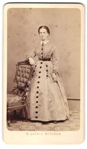 Fotografie E. Laifle, München, Portrait junge Frau in gestreiftem Kleid