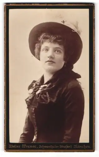 Fotografie Atelier Werner, München, Portrait junge Dame mit Hut