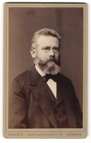 Fotografie N. A. Dietz, München, Portrait Herr mit Bart und Brille
