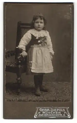 Fotografie Gebr. Diepold, München, Portrait kleines Mädchen in traditioneller Kleidung
