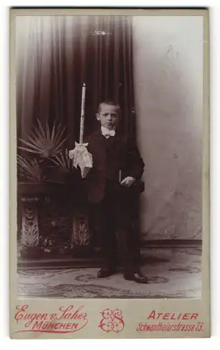 Fotografie Eugen v. Saher, München, Portrait Bub in Anzug mit Kerze