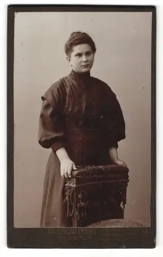 Fotografie Osacar Pockl, München, Portrait Fräulein mit zusammengebundenem Haar