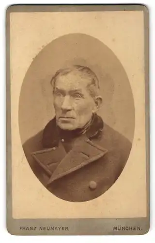 Fotografie Franz Neumayer, München, Portrait betagter Herr in Mantel