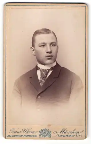 Fotografie Franz Werner, München, Portrait junger Mann in Anzug