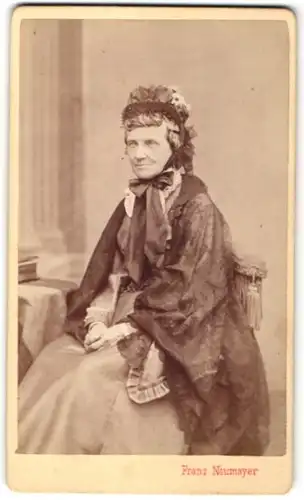 Fotografie Franz Neumayer, München, Portrait betagte Dame in traditioneller Garderobe