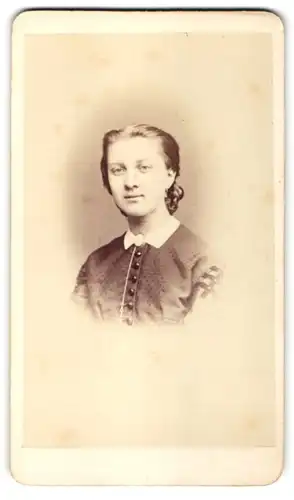 Fotografie Franz Neumayer, München, Portrait Fräulein mit zusammengebundenem Haar