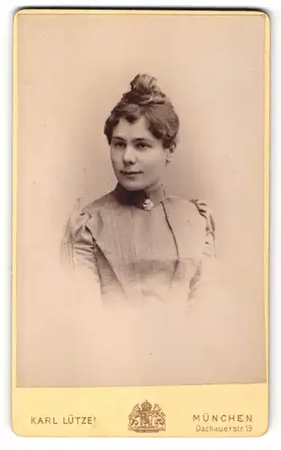 Fotografie Karl Lützel, München, Portrait junge Frau mit Haarknoten