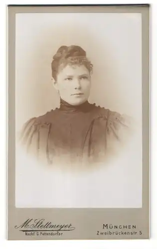 Fotografie M. Stettmeyer, München, Portrait junge Frau mit zusammengebundenem Haar