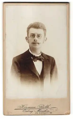 Fotografie Hermann Roth, München-Erling, Portrait junger Herr mit Zwicker