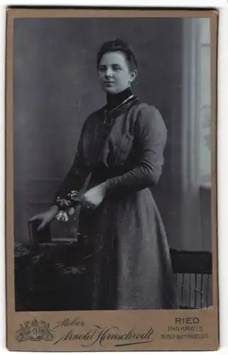 Fotografie Arnold Hirnschrodt, Ried, Portrait junge Frau in festlicher Kleidung