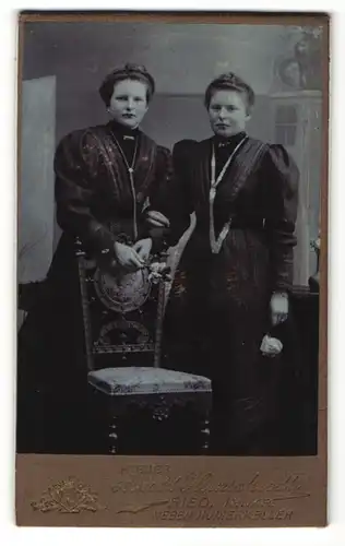 Fotografie Arnold Hirnschrodt, Ried, Portrait zwei junge Frauen, Schwestern