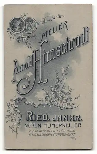 Fotografie Arnold Hirnschrodt, Ried, Portrait zwei junge Frauen, Schwestern