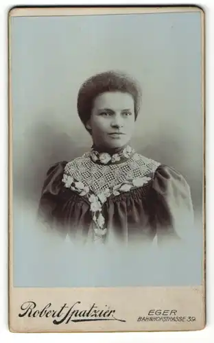 Fotografie Robert Spatzier, Eger, Portrait junge Frau mit zusammengebundenem Haar