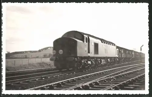 Fotografie Fotograf unbekannt, Ansicht Northallerton, Diesel-Lok Type 4, Güterzug, Eisenbahn England