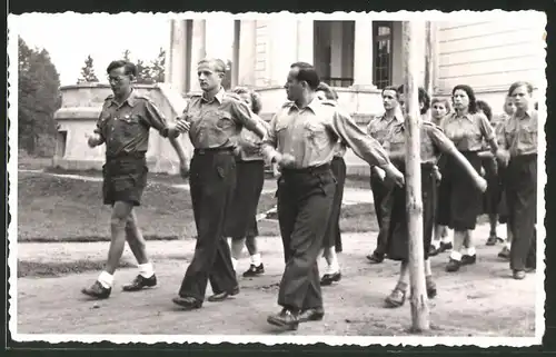 Fotografie DDR, Mitglieder der FDJ in Uniform marschieren am 1.Mai