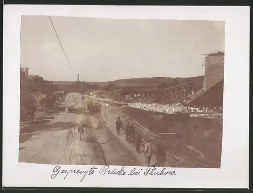 Fotografie Fotograf unbekannt, Ansicht Plukow / Ukraine, Flüchtlinge marschieren an der gesprengten Brücke vorbei, 1.WK