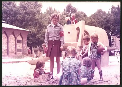 Fotografie Fotograf unbekannt, Ansicht Berlin-Prenzlauer Berg, Arnimplatz, Volkspolizei-Helferin auf dem Spielplatz