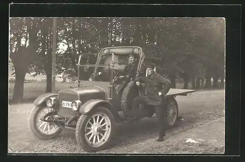 Foto-AK GMC Wagen mit zwei Männern