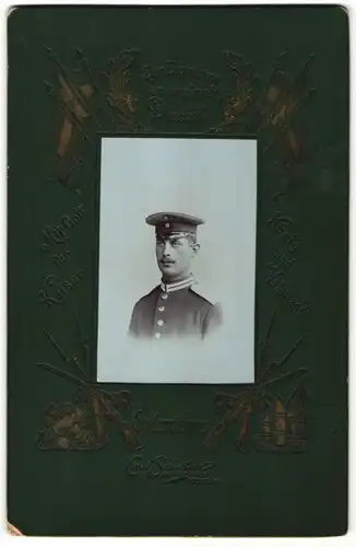 Fotografie Emil Schröter, Potsdam, Portrait Garde-Soldat in Uniform mit Schirmmütze