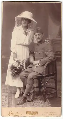 Fotografie Pokorny, Wien, Dame mit Hut nebst Soldat in Uniform mit Zwicker