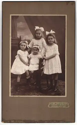 Fotografie Heinrich ressmann, Hamburg-Eimsbüttel, niedliche Mädchen tragen die gleichen Kleider